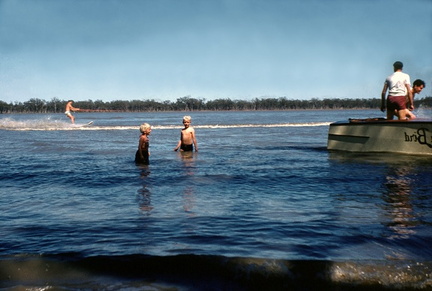 1-28 waterskiën op een meer bij Dalby