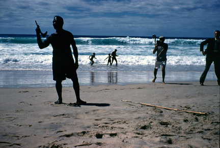 3-14 inboorling geeft demonstratie met boemerang