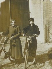 corrie 5 en truus mijts fiets
